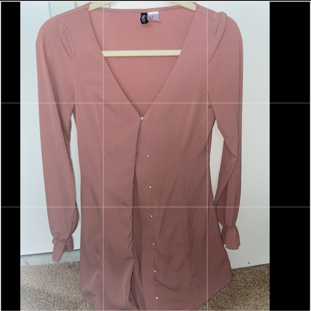 Mauve dress with cuff sleeves and pearl buttons